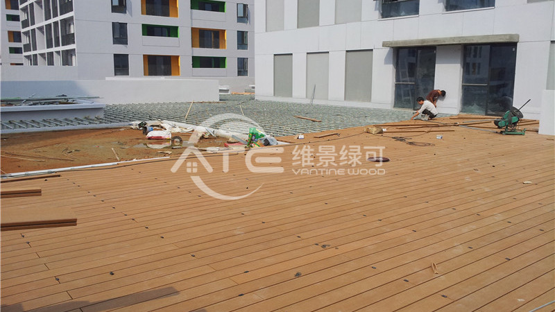 问：在塑木安装过程中，不同的天气条件会如何影响您的地板？