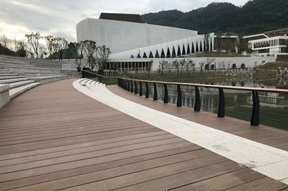 学校步道，为什么用二代共挤塑木地板？