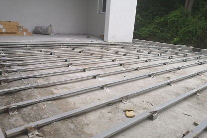 塑木地板铺水泥地面怎么做？基层、龙骨、伸缩缝施工指南